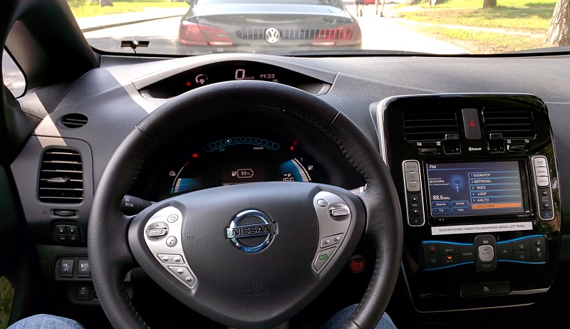 Nissan Leaf -sähköauton kojelauta. Keskellä on iso kosketusnäyttö, jonka kautta käytetään radiota, navigaattoria ja peruutuskameraa.